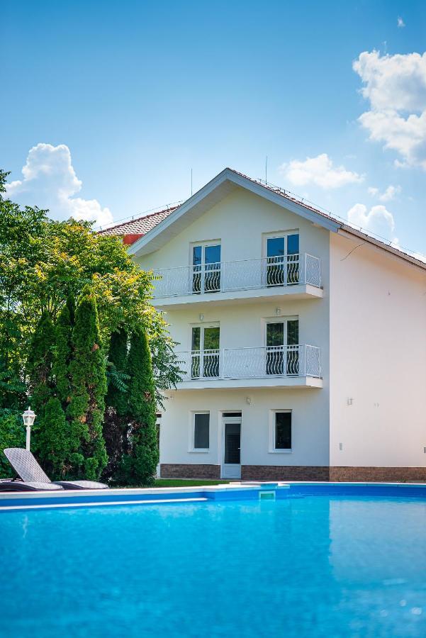 Apartament Aranyszarvas Panzio, Etterem Es Grillterasz Zewnętrze zdjęcie