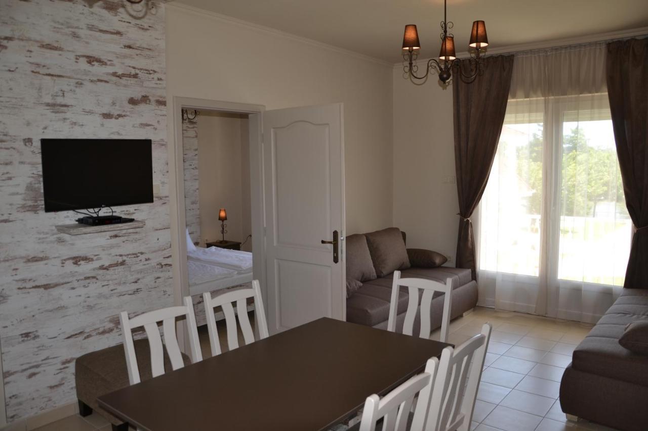 Apartament Aranyszarvas Panzio, Etterem Es Grillterasz Zewnętrze zdjęcie