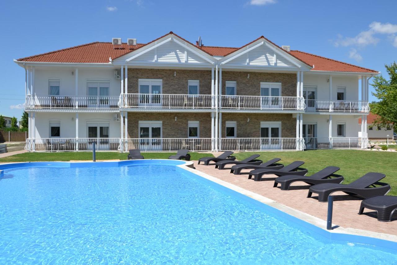 Apartament Aranyszarvas Panzio, Etterem Es Grillterasz Zewnętrze zdjęcie